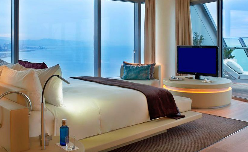 Queen of Clubs — Smart Policies Hotel